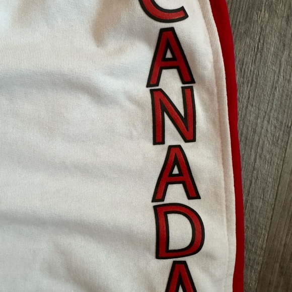 Canada Shorts 🇨🇦 - Picture 2 of 6